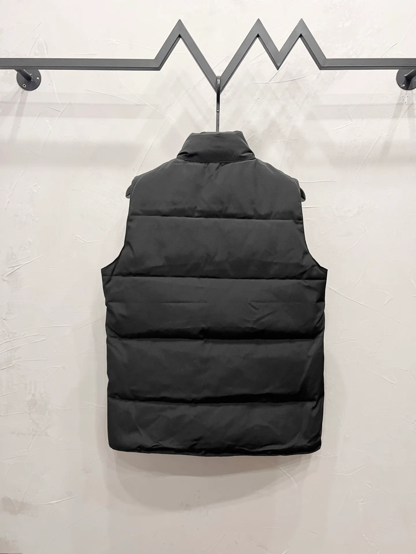 P330 model number: YC25 Canada goose/Canada Goose 4154M Freestyle Crew down vest, using international 50 down, genuine original clothing, pay attention to the version, YKK double zipper, velvet on the back collar, more warm, zippered hidden pocket on the inside, genuine mesh pockets on the inside. If you need to compare with the genuine product, check it out at any time. All accessories are made by the original factory. The fabric is molded and customized according to the original version. It can be restored by kneading it at will (fabric interpretation: the harder the fabric, the better the waterproof performance. Only those who buy the latest authentic version this year will notice the softness and comfort of the fabric. Soft fabrics are waterproof and have memory rebound function, which is the authentic fabric). The down is synchronized with genuine white duck down, fluffy and not clumps. The original version of Big Goose is white duck down. It is not the goose down boasted by the world's random copywriting. It can be verified through any official channel. Customized authentic YKK double zipper military-grade copper core zipper puller. High hardness and no jamming. The original smoothness is restored. The workmanship and wiring are all controlled by workers with more than ten years of service. They must be horizontal and vertical. No crookedness. The inner wiring density is more sophisticated. Feel free to compare. Big goose label. Collar label. Washed label. Hangtag. Zipper rope. Pocket label. Collar velvet. Buttons. All details are updated simultaneously with the original version. The best version. A fighter in a world-famous vest. Compare to the entire network. Color: Black White Navy Blue Gray Gray Gray Label Size: S-XXL
